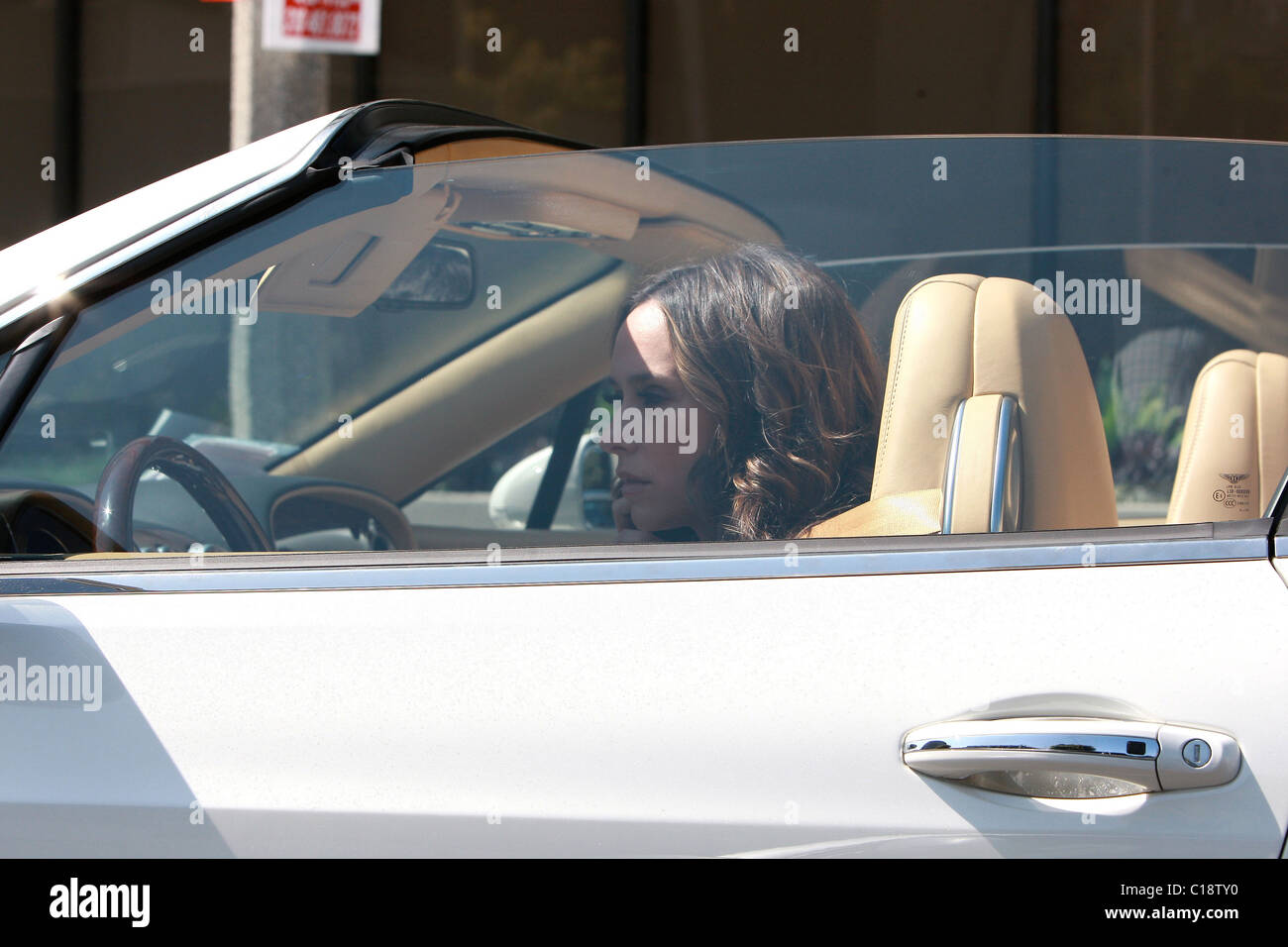 Jennifer Love Hewitt shows off her new car at Toluka Lake Los Angeles, California 13.03.09