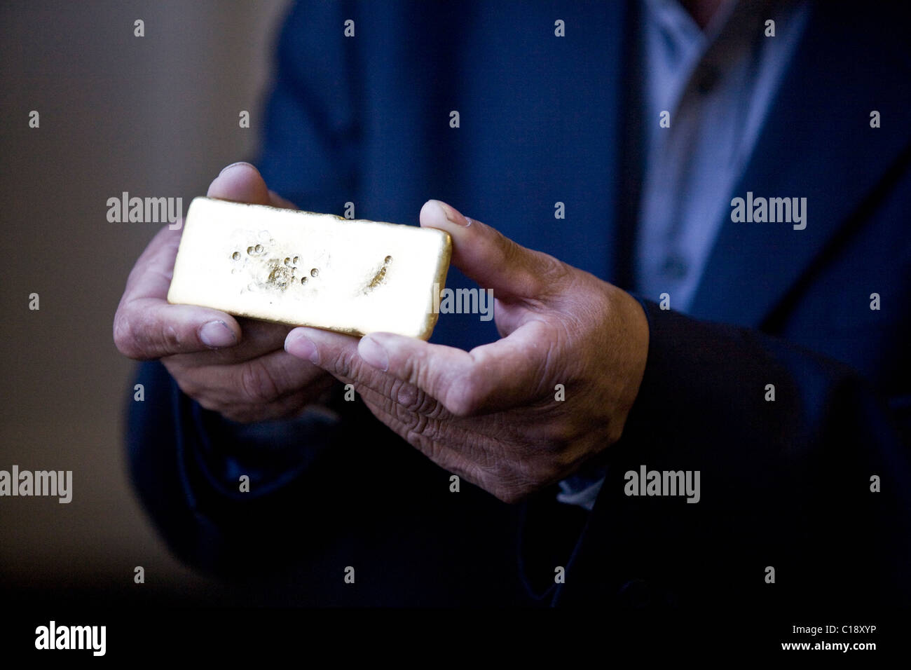Fairtrade gold bar held gold hi-res stock photography and images - Alamy Fairtrade gold bar held gold hi-res stock photography and images - Alamy