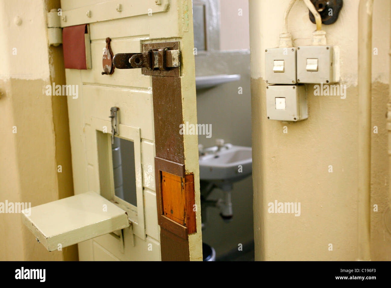 teori Sammentræf Som svar på Cell door with hatch, former prison of the state security service of the  DDR in Lindenstrasse, known as the "Linden Hotel Stock Photo - Alamy