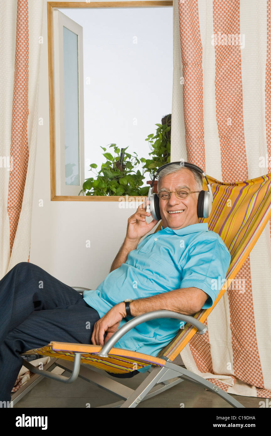 Man listening to headphones Stock Photo - Alamy