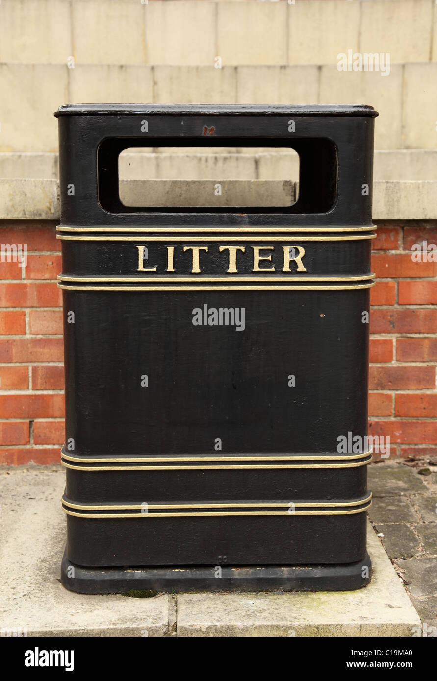 Litter street hi-res stock photography and images - Alamy