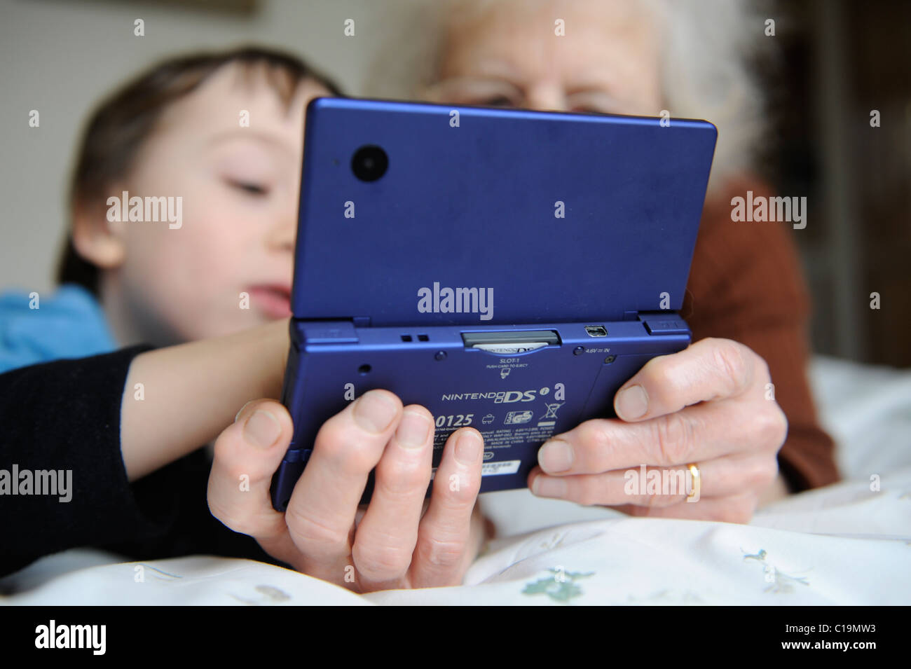 Alexander Graham Bell Giysi dolabı Çevirmek  6 year old playing on his nintendo DSi and showing his grandma Stock Photo  - Alamy