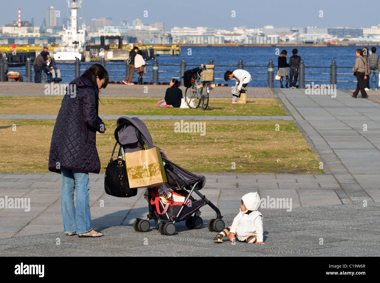 A sunday afternoon stroll along the Minato Mirai 21 Park, Yokohama, Japan JP Stock Photo