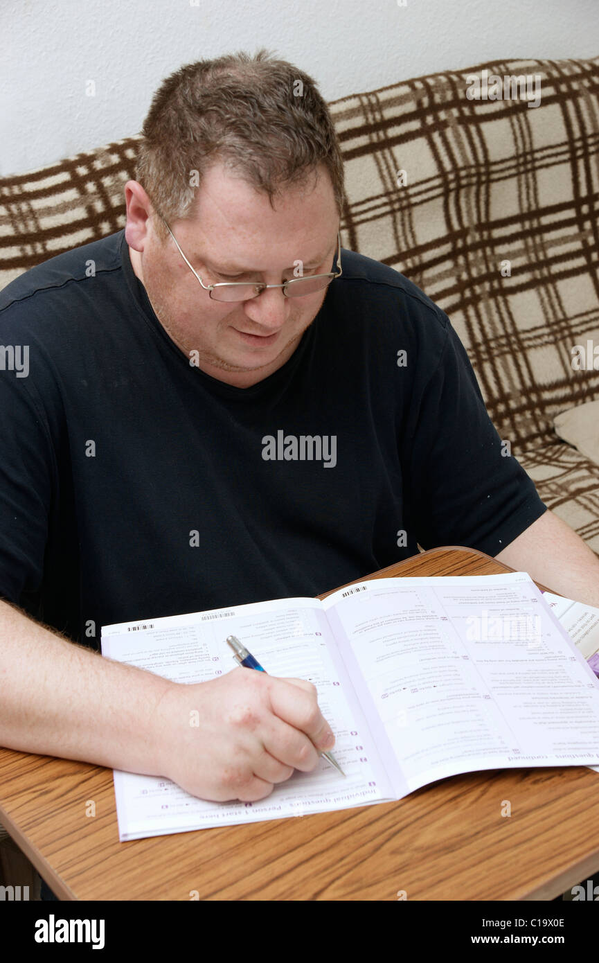 2011 uk census form questionnaire hi-res stock photography and images ...