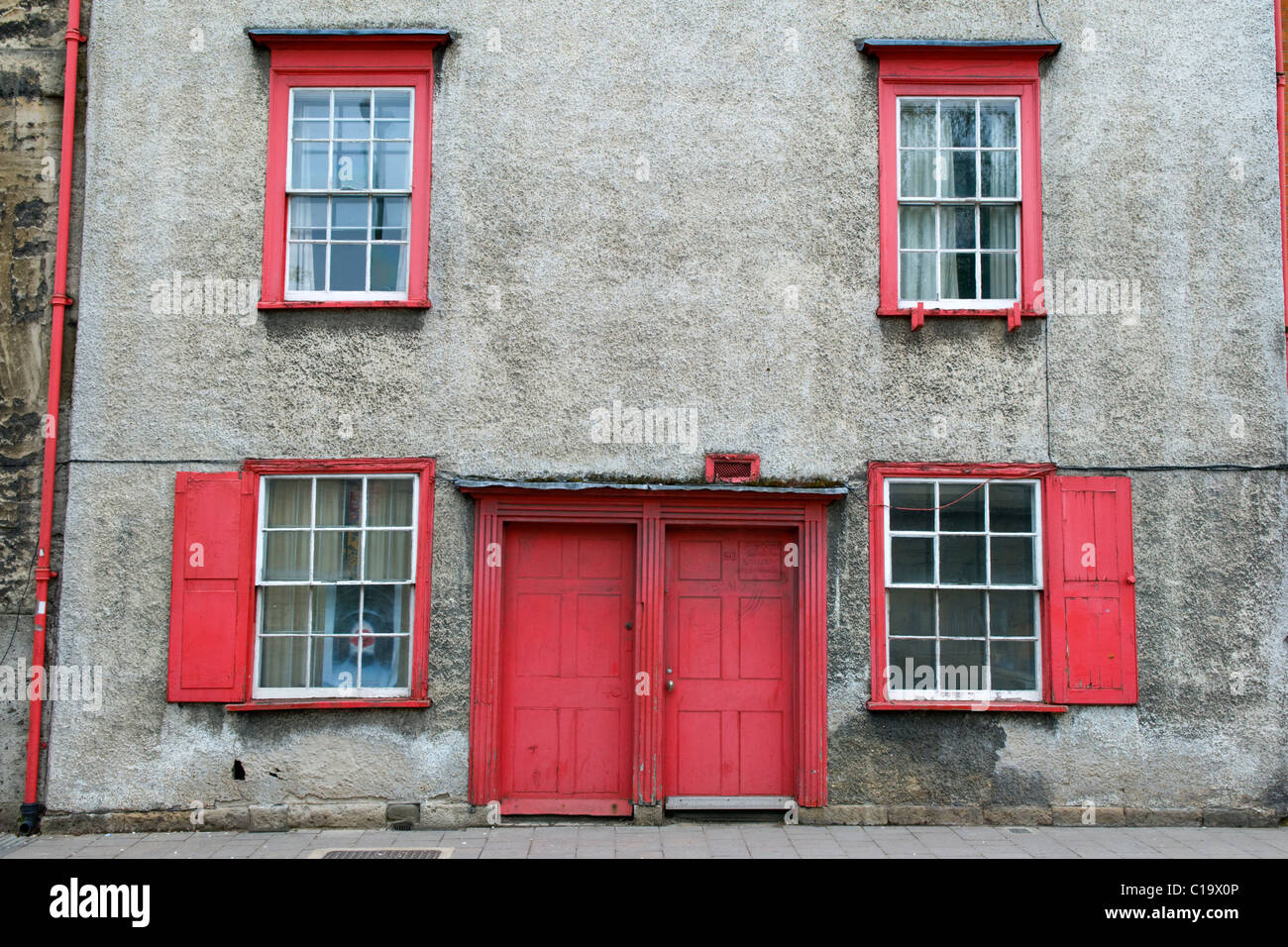 Red Painted Front Door and Windows on Terraced Houses in Oxford, UK Stock Photo
