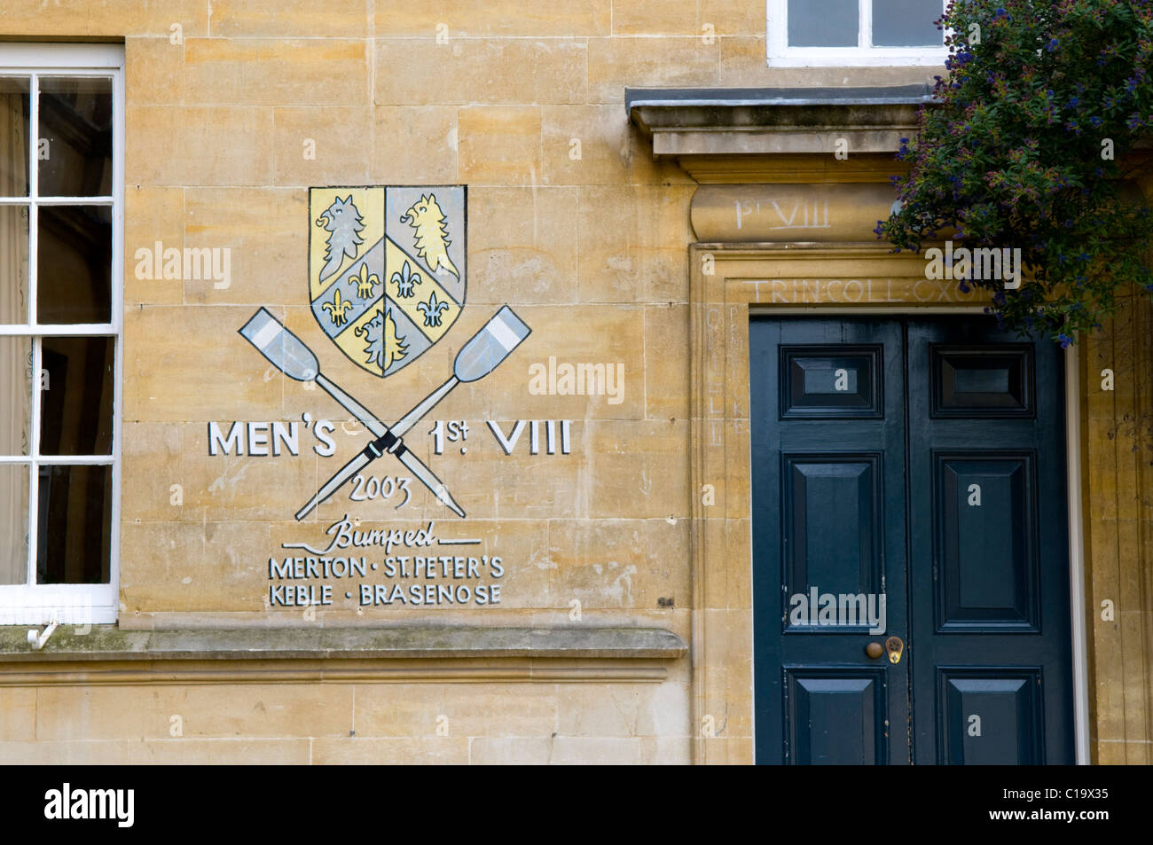 Rowing painted crest on an Oxford college wall Stock Photo