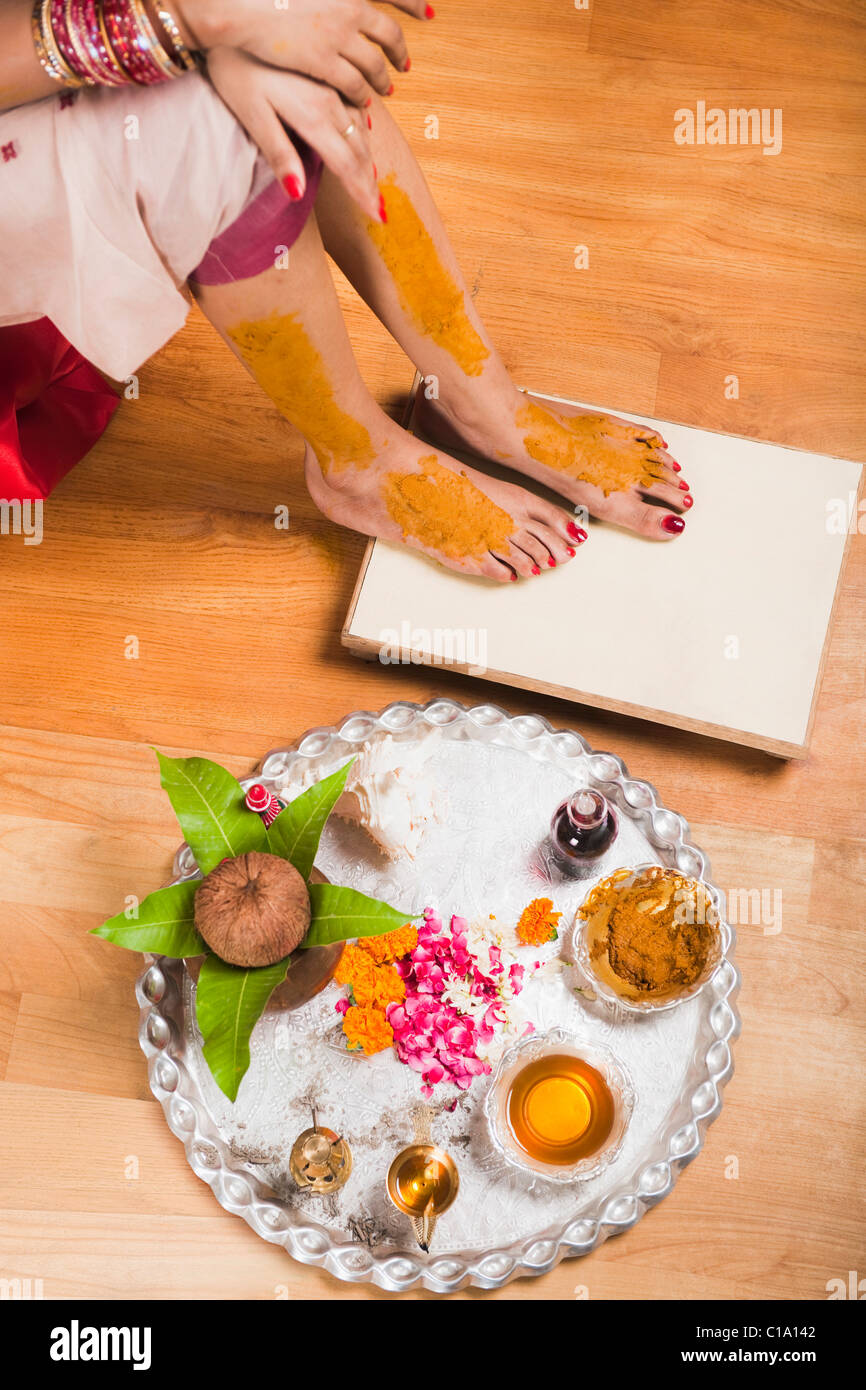 Low section view of a bride in traditional Bengali dress with pooja thali Stock Photo