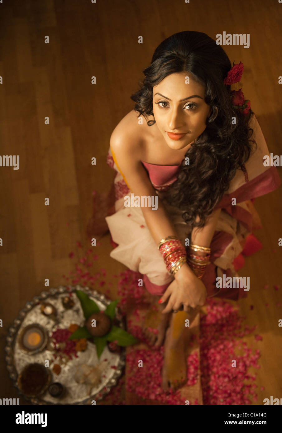 Portrait of a bride in traditional Bengali dress with pooja thali Stock Photo