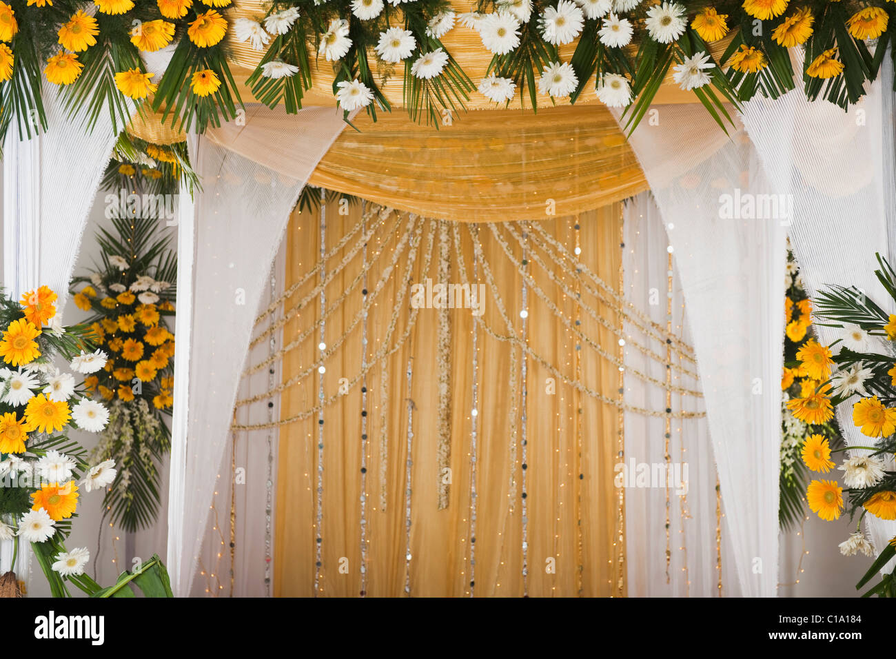 Empty wedding mandap Stock Photo - Alamy