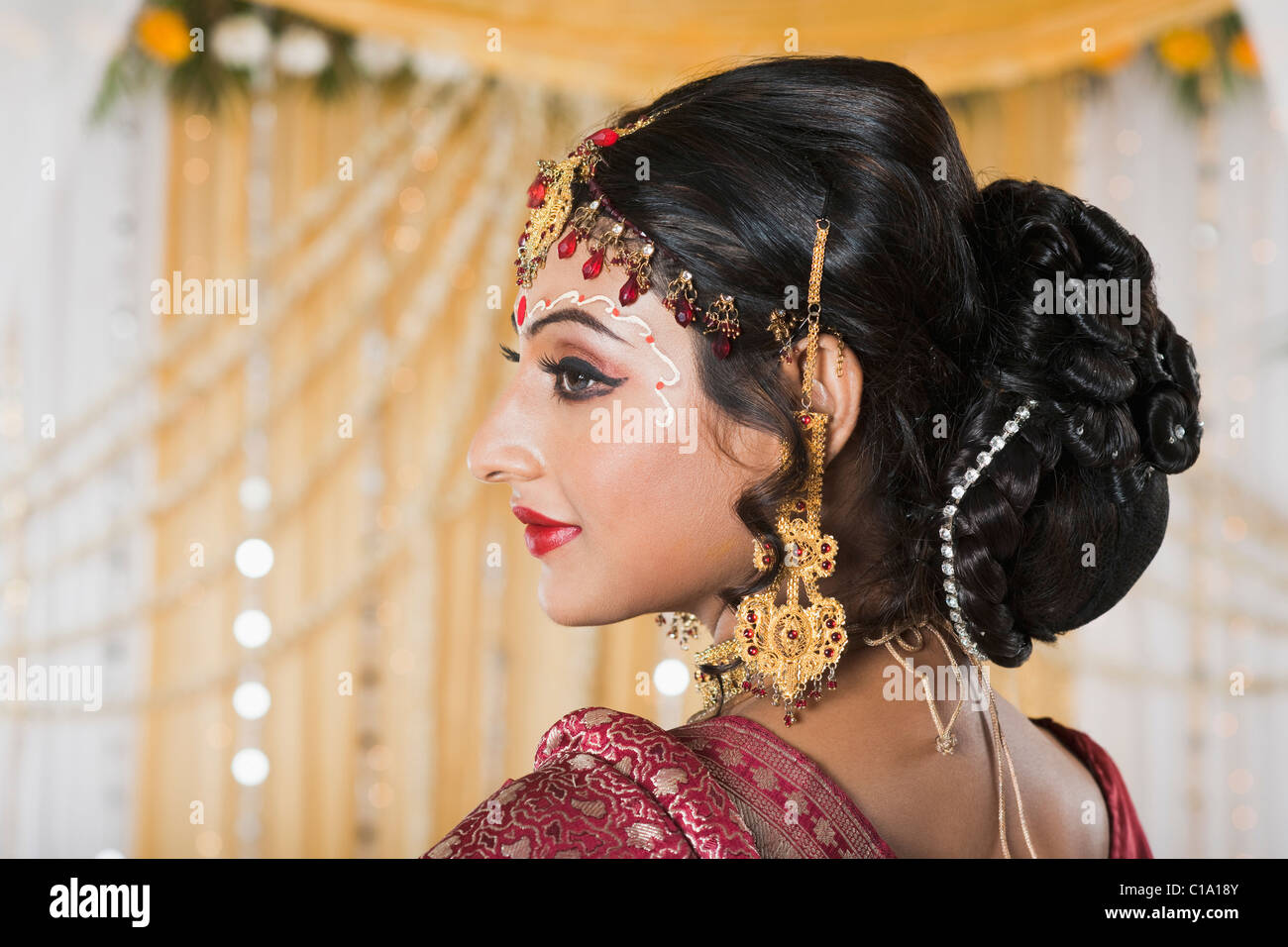 Bride in traditional Bengali dress in wedding mandap Stock Photo - Alamy Bride in traditional Bengali dress in wedding mandap Stock Photo - Alamy