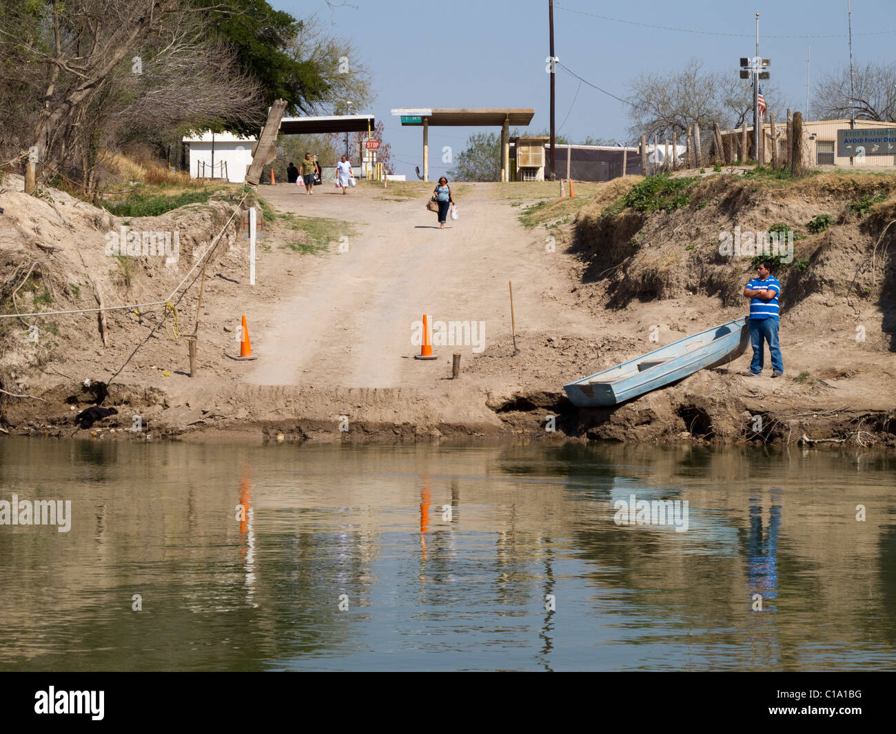 People walking to the ferry landing at Los Ebanos, TX, USA. Photo Stock Photo 35256020 Alamy