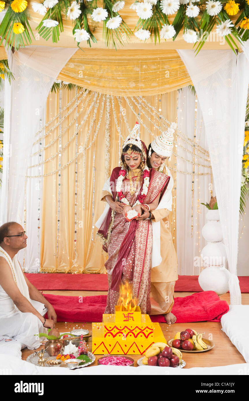 Couple performing Anjali ceremony in Bengali wedding Stock Photo Alamy