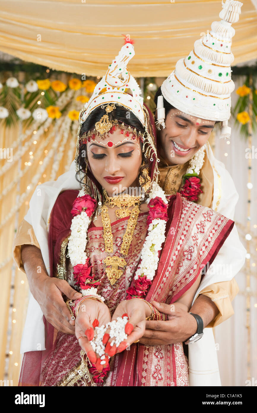 Couple performing Anjali ceremony in Bengali wedding Stock Photo ...