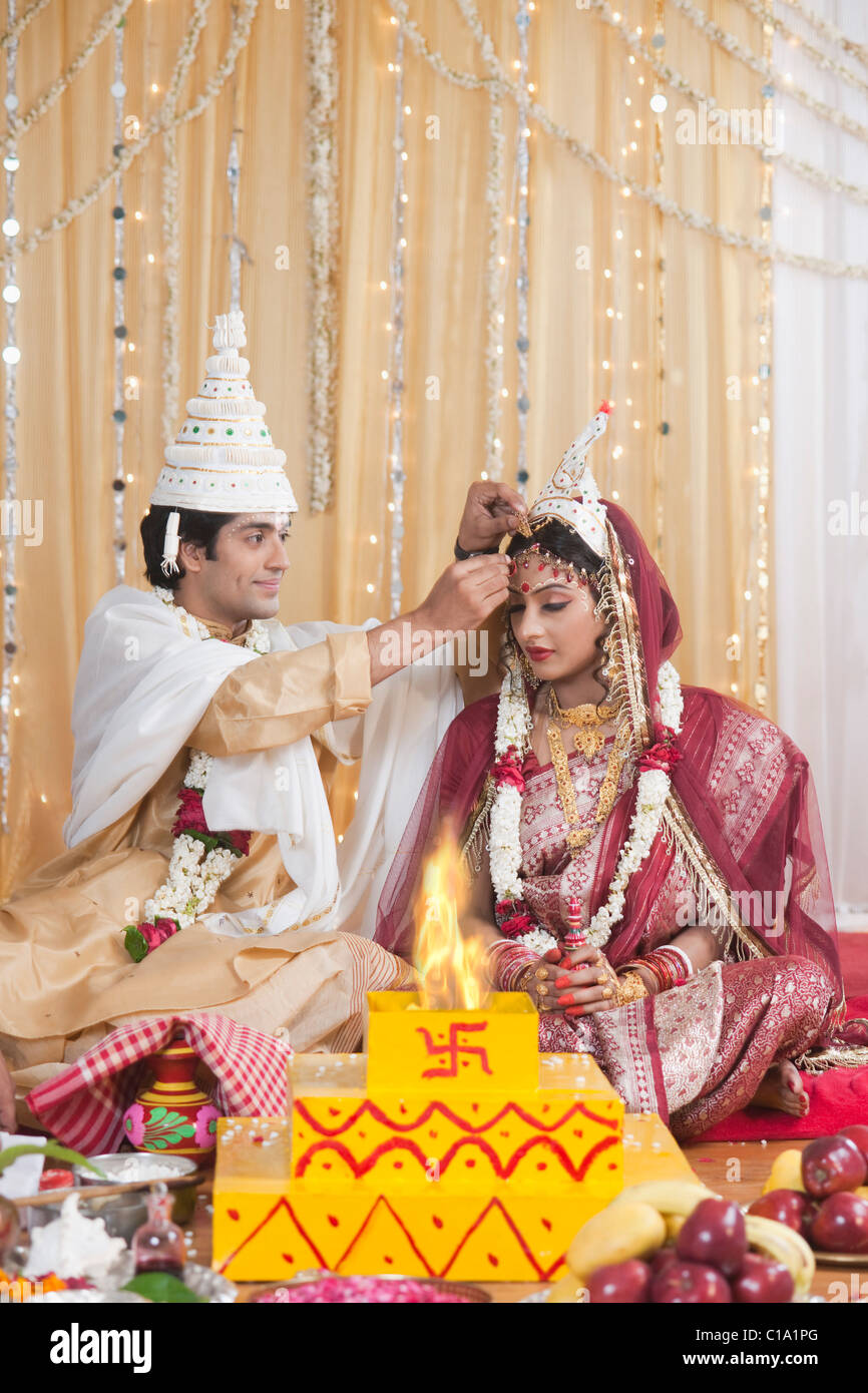 Couple performing Sindoor Daan ceremony in Bengali wedding Stock Photo -  Alamy
