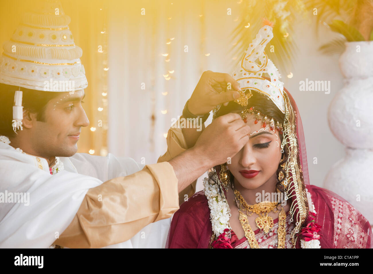 Couple performing Sindoor Daan ceremony in Bengali wedding Stock Photo -  Alamy