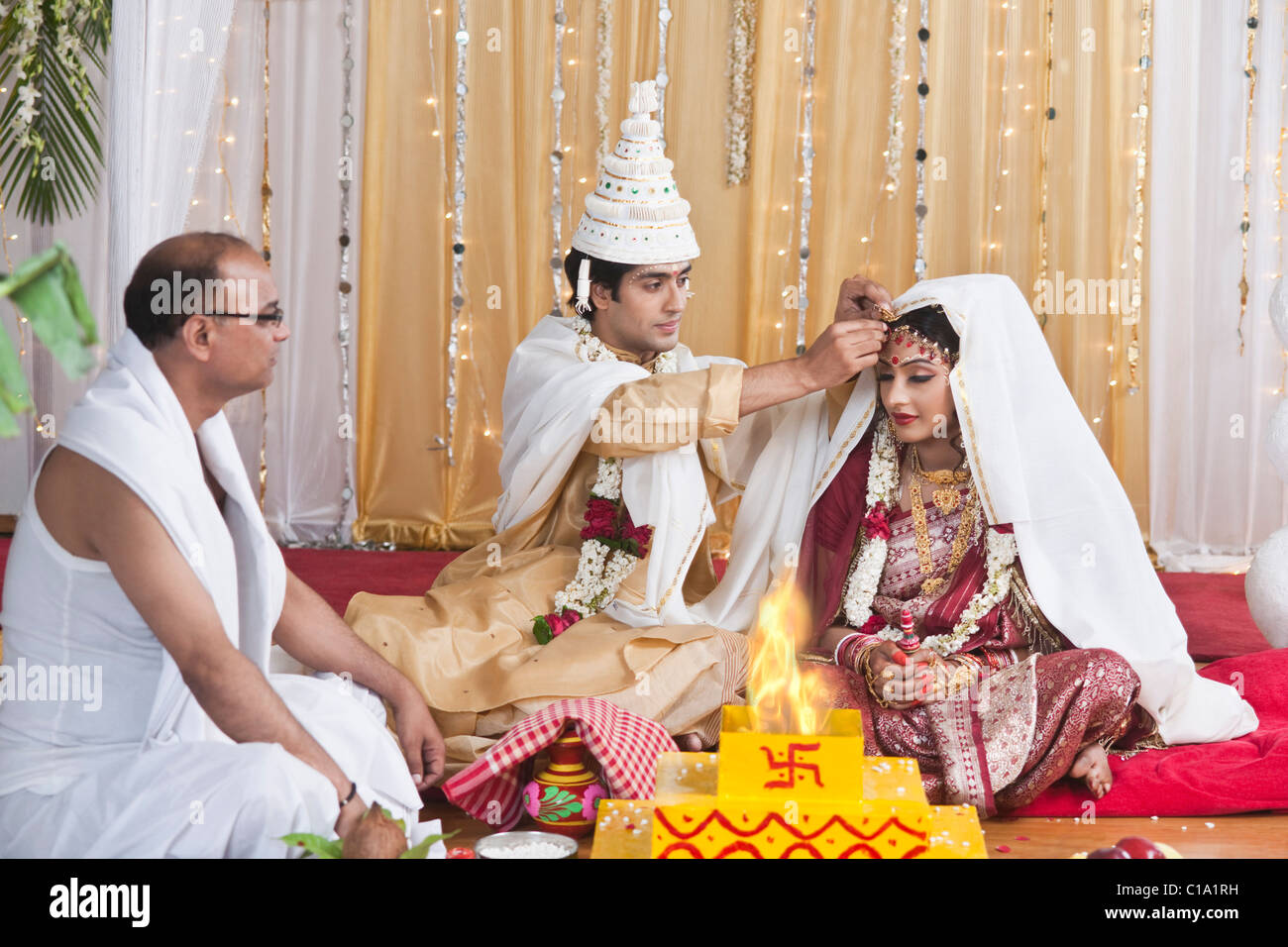 Couple performing Sindoor Daan ceremony in Bengali wedding Stock Photo -  Alamy