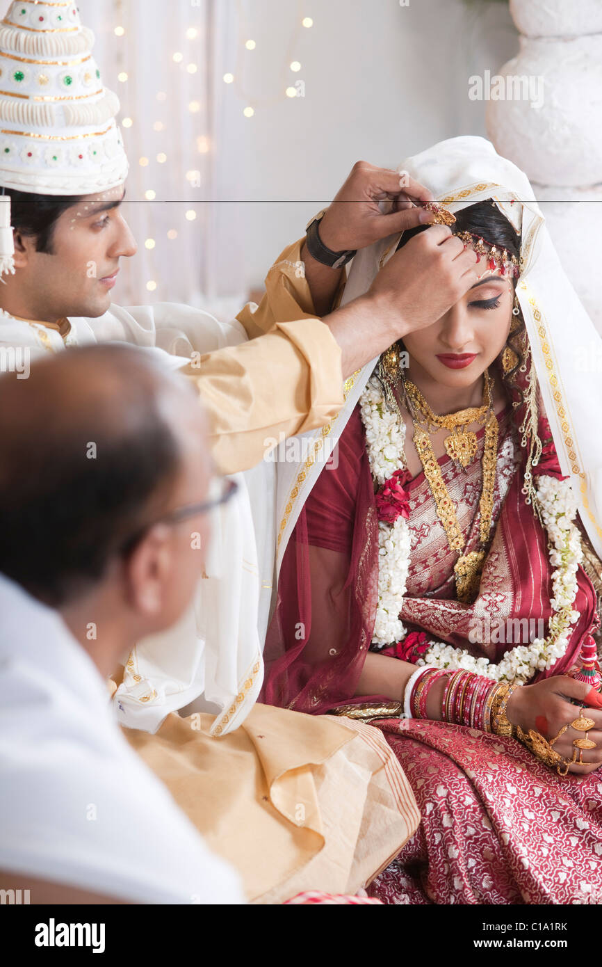 Couple performing Sindoor Daan ceremony in Bengali wedding Stock Photo -  Alamy
