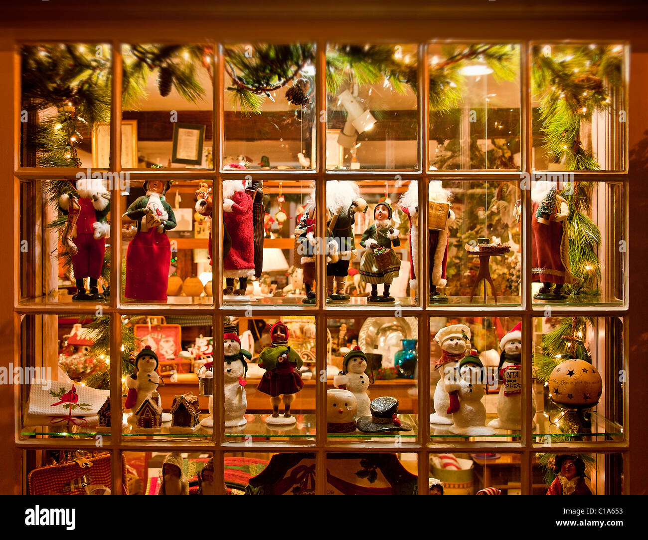 Christmas holiday shop windows, Peddlers Village, Lahaska, Pennsylvania, PA, USA Stock Photo