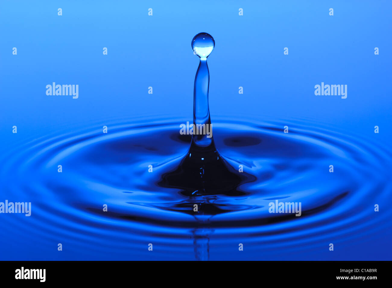 Splash water single color hi-res stock photography and images - Alamy