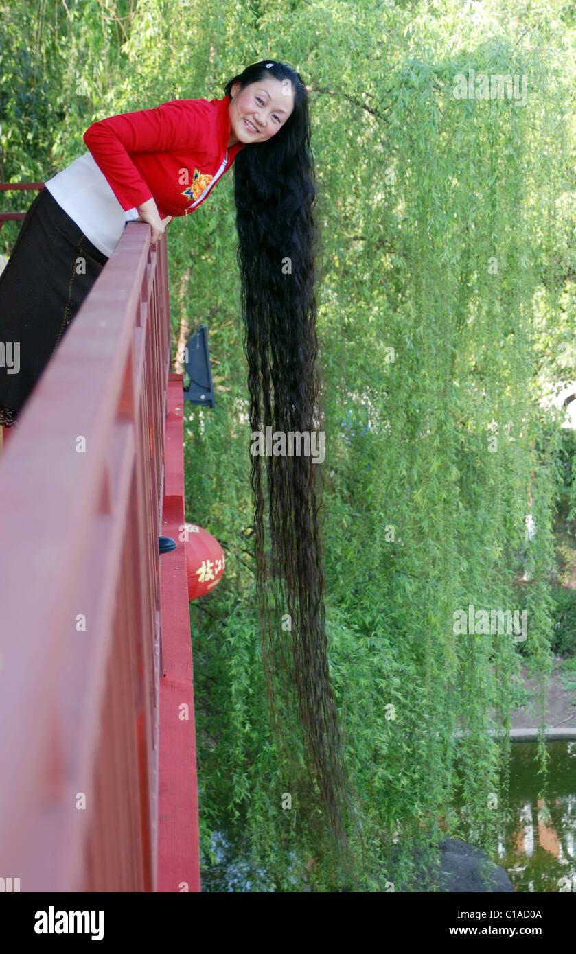 Eight feet long hair Cheng Shiqun, from Yunyang, China, shows off her  astonishing eight feet long (2.5 metre) hair. Cheng Stock Photo - Alamy