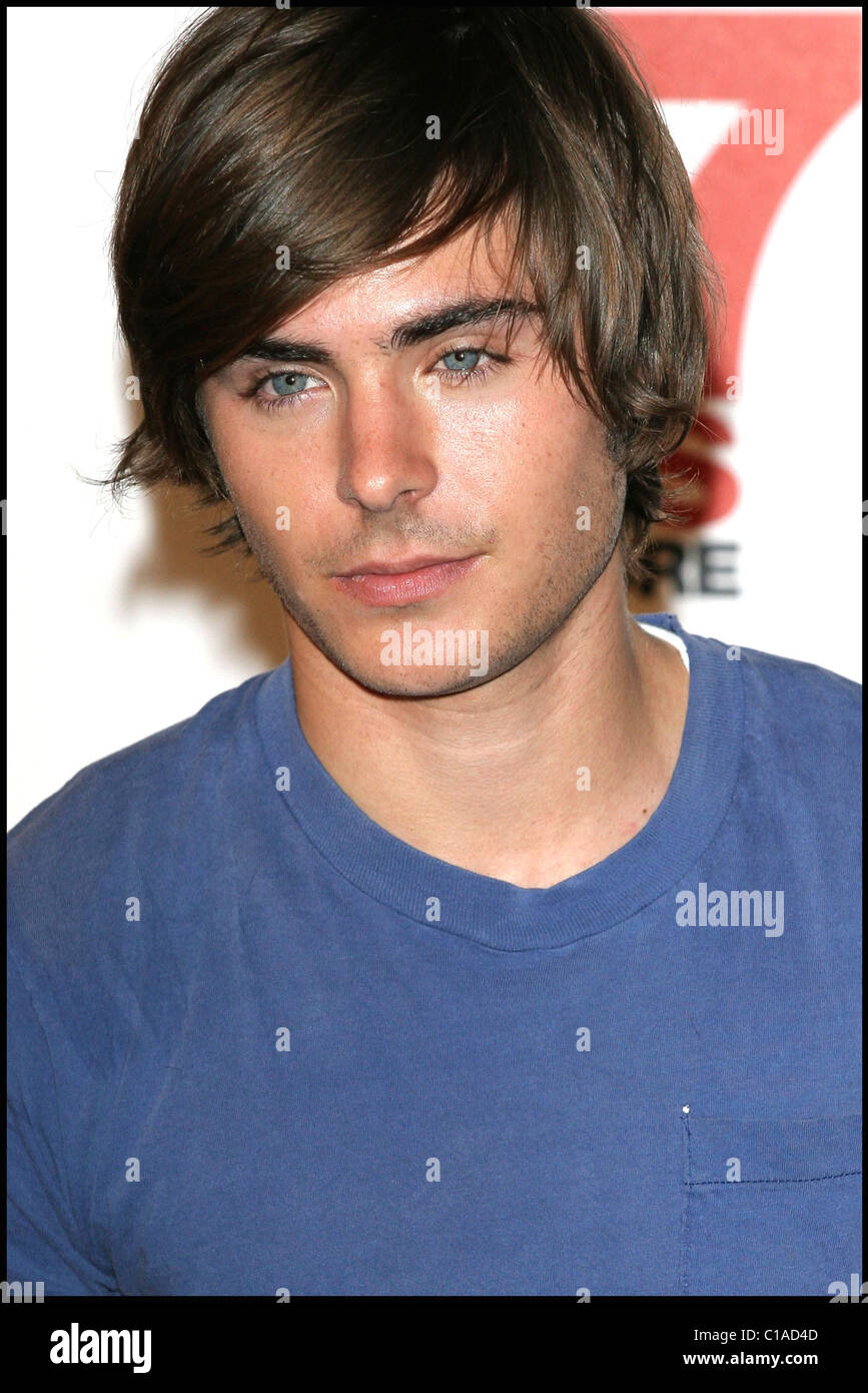 Zac Efron attends the Paris photocall for '17 Again' at Hotel Plaza ...