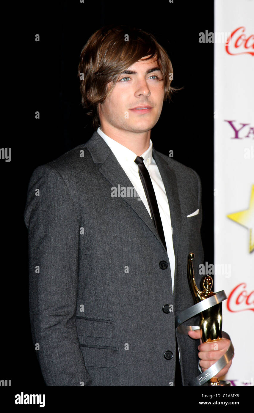 zac-efron-showest-awards-gala-held-at-the-paris-hotel-and-casino