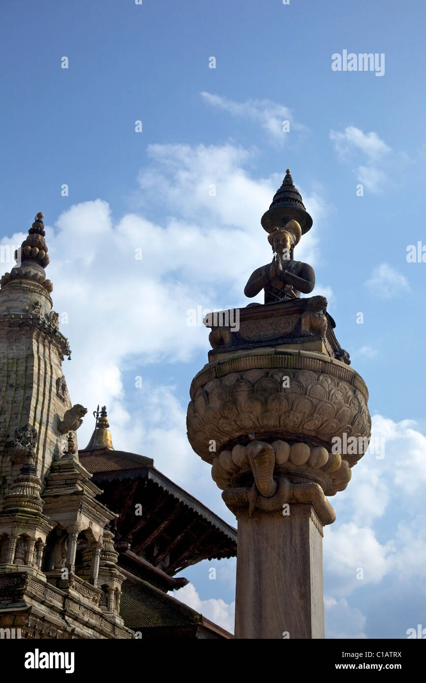 Statue of King Bupathindra Malla, on top of pillar, Durbar Square, Bhaktapur, UNESCO World Heritage site, Kathmandu Valley, Nepa Stock Photo