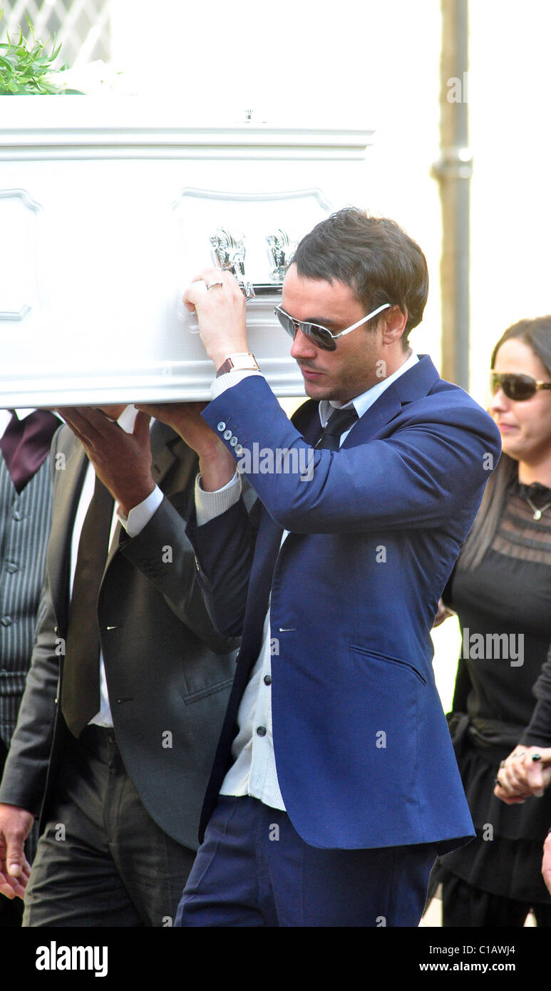 Jade Goody's Widower, Jack Tweed appears to be wearing his wedding suit as he carries Jade's coffin into the church. The Stock Photo