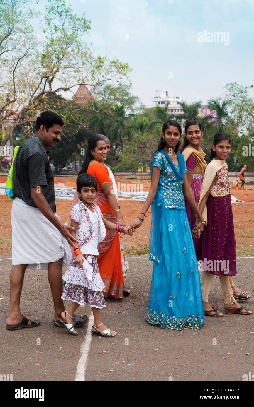 Group women indian clothes hi-res stock photography and images - Alamy