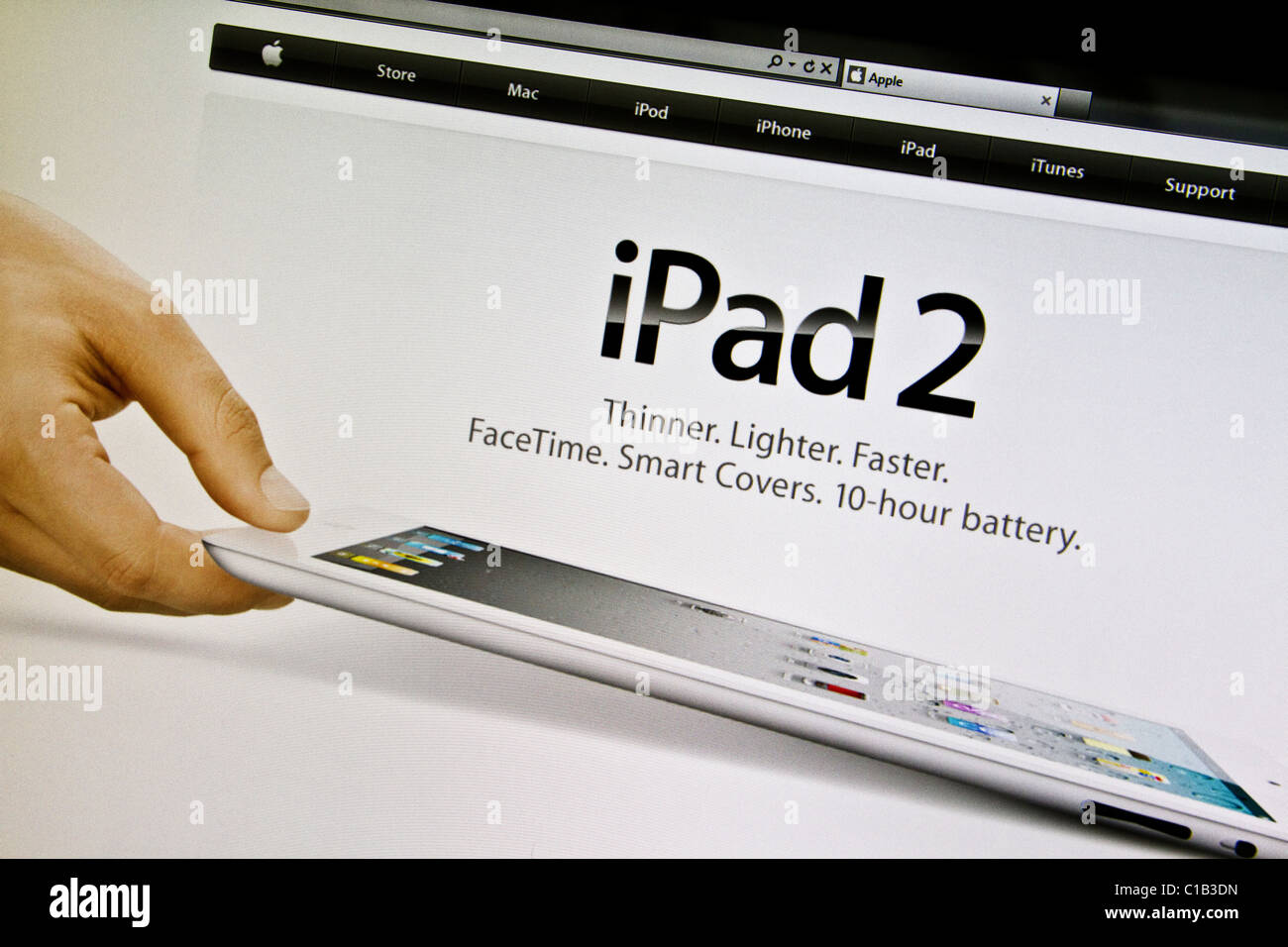iPad 2 on website displayed on computer screen Stock Photo