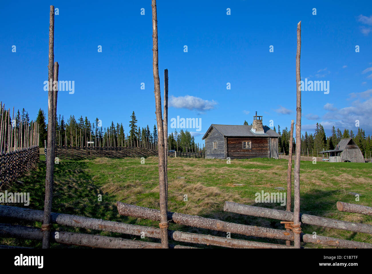Wooden fence and log cabin of farm at Jaemtland / Jämtland, Sweden Stock Photo