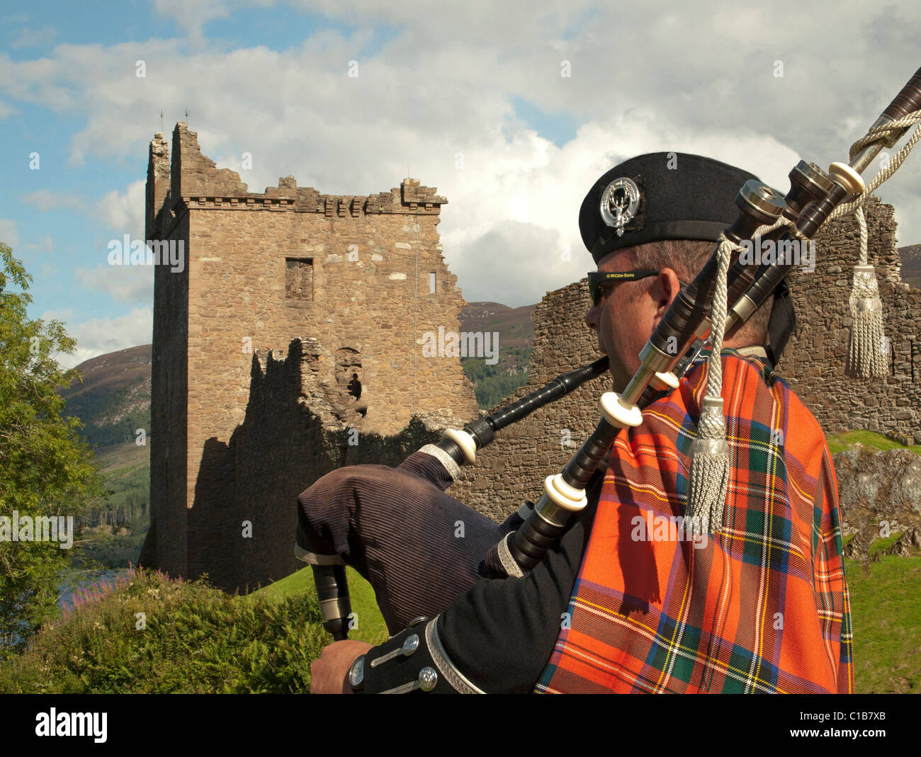 Bagpipes player hires stock photography and images Alamy