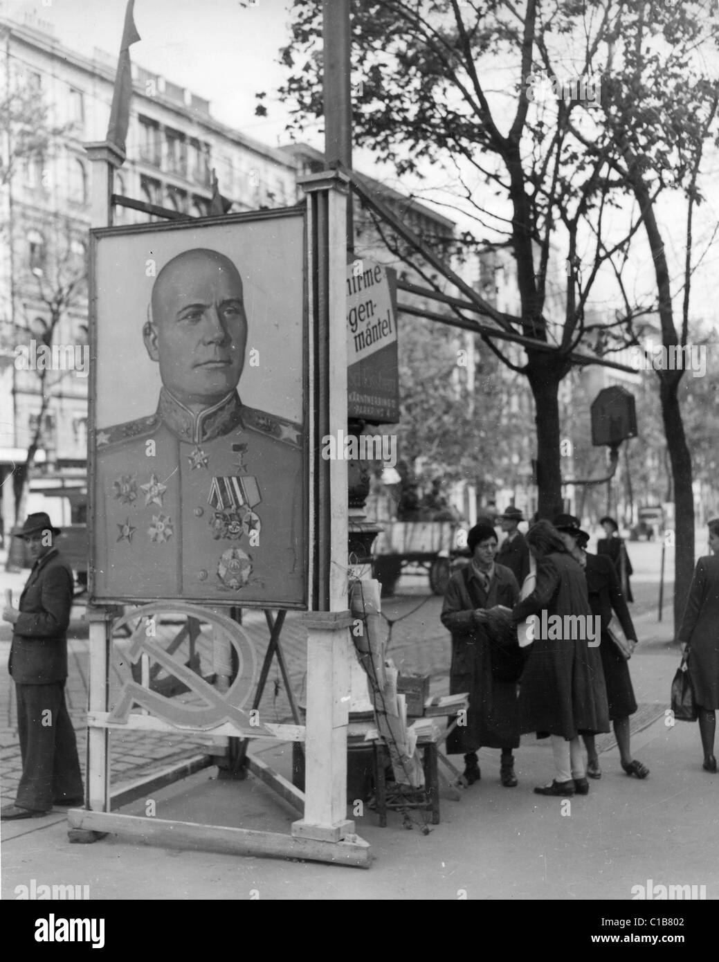 VIENNA 1945 Poster of Soviet General Koniev dominates a street near the Opera House Stock Photo