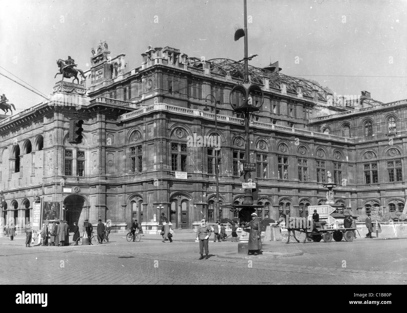 VIENNA OPERA HOUSE 1945 with Soviet posters at left and a US Military Policeman directing traffic Stock Photo