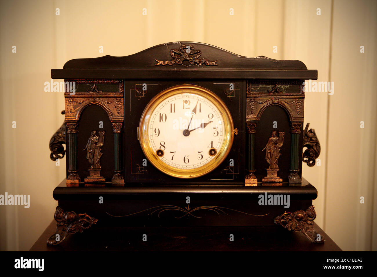 ANCIENT OLD HISTORIC AMERICAN CLOCK ANTIQUE Stock Photo