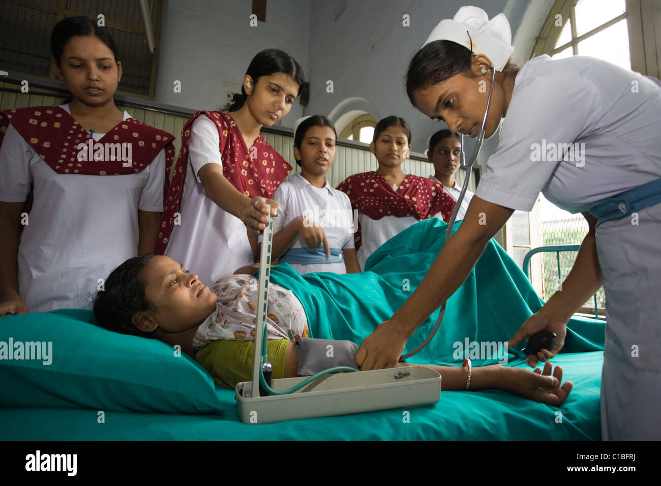 Trainee midwives at Kolkata Nursing College are measuring pregnant woman's blood pressure, Kolkata, India Stock Photo