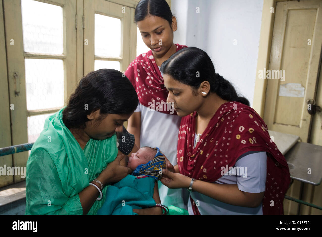 Midwives at Kolkata Nursing College help new mother to breastfeed, India Stock Photo