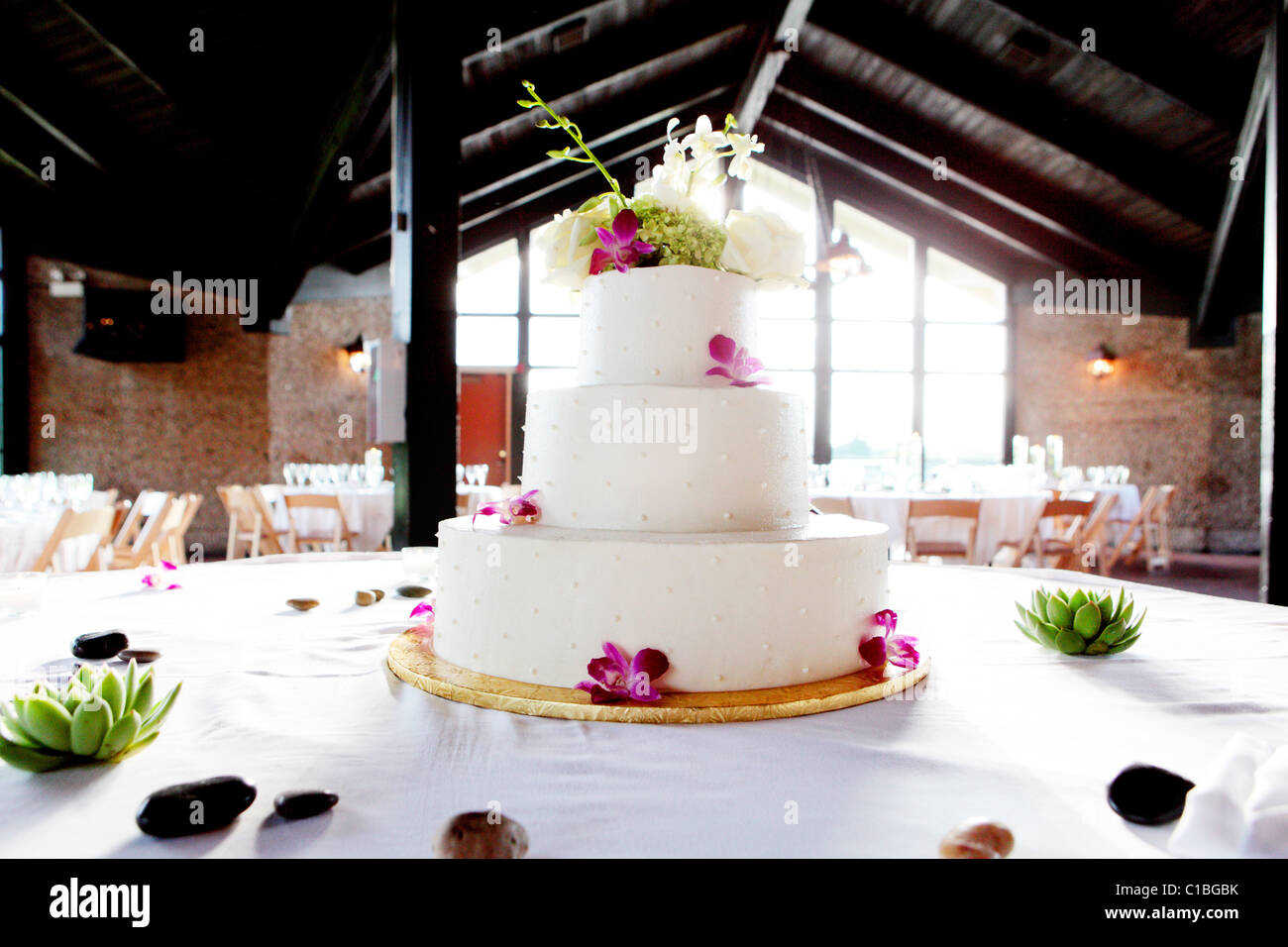 WEDDING CAKE TABLE SET LINEN Stock Photo