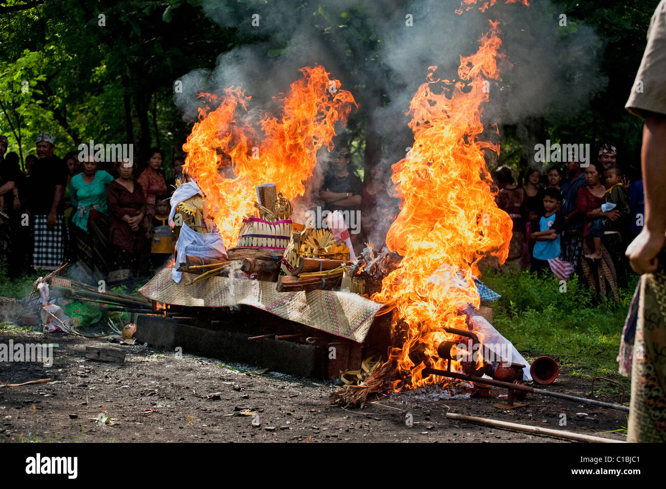 Hindu pyre burial hires stock photography and images Alamy