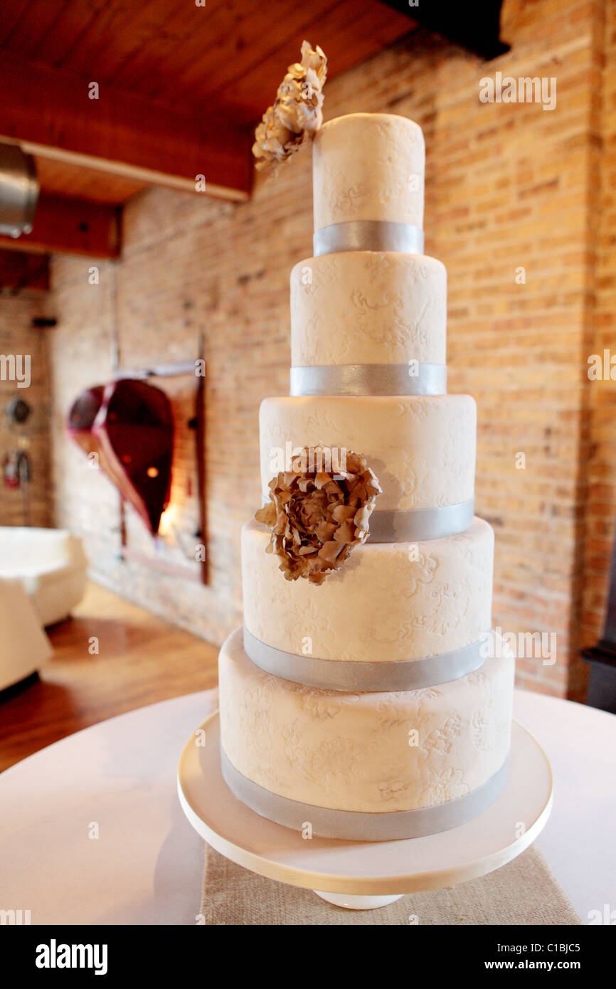 WEDDING CAKE ELEGANT GOURMET SWEET SOPHISTICATED CHEF CAKES Stock Photo