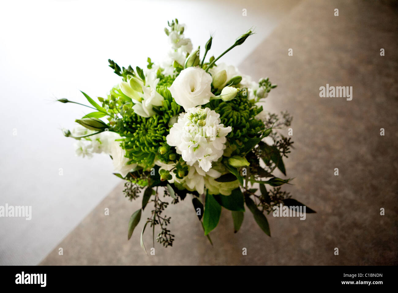WEDDING FLOWER BOUQUET FLOWERS CLASSIC TRADITIONAL WHITE GREEN COLOR Stock Photo