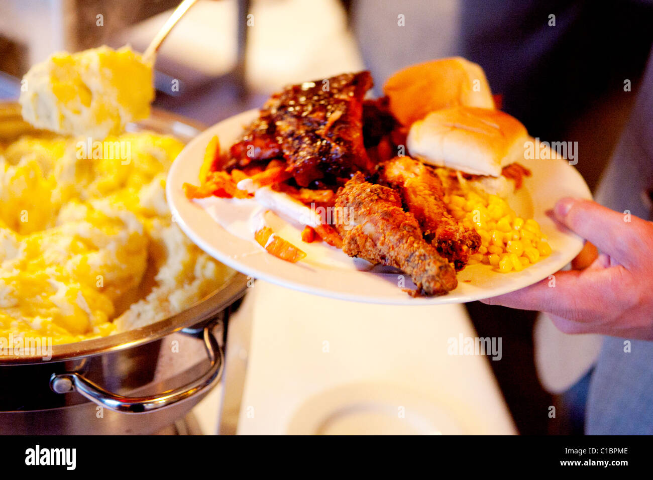 SOUTHERN FOOD FARE PLATE GRITTS CORN CORNBREAD WINGS BARBECUE SOUTH AMERICAN AMERICA FOODS MEAL US USA CULINARY Stock Photo