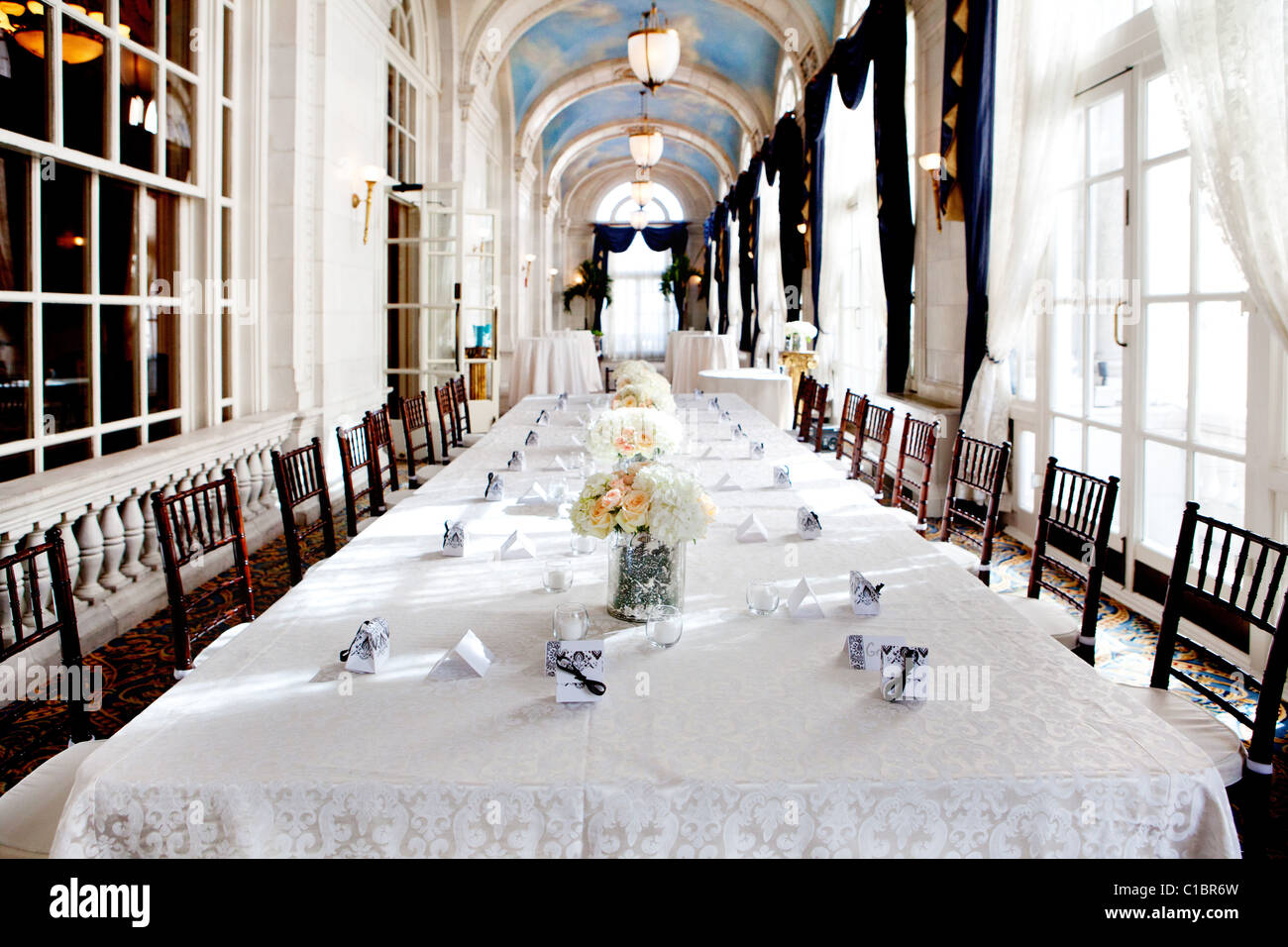 WEDDING THE HERMITAGE HOTEL NASHVILLE TENNESSEE TN INTERIOR ARCHITECTURE OLD CLASSY HOTEL DECORATED DECOR TABLE LINEN Stock Photo