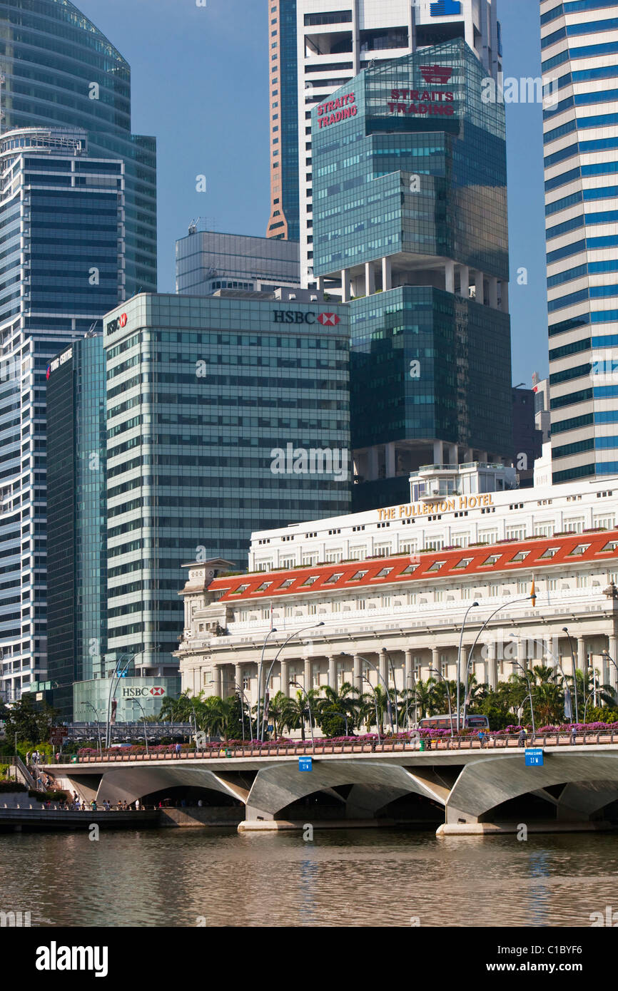The Fullerton Hotel and central business district.  Marina Bay, Singapore Stock Photo