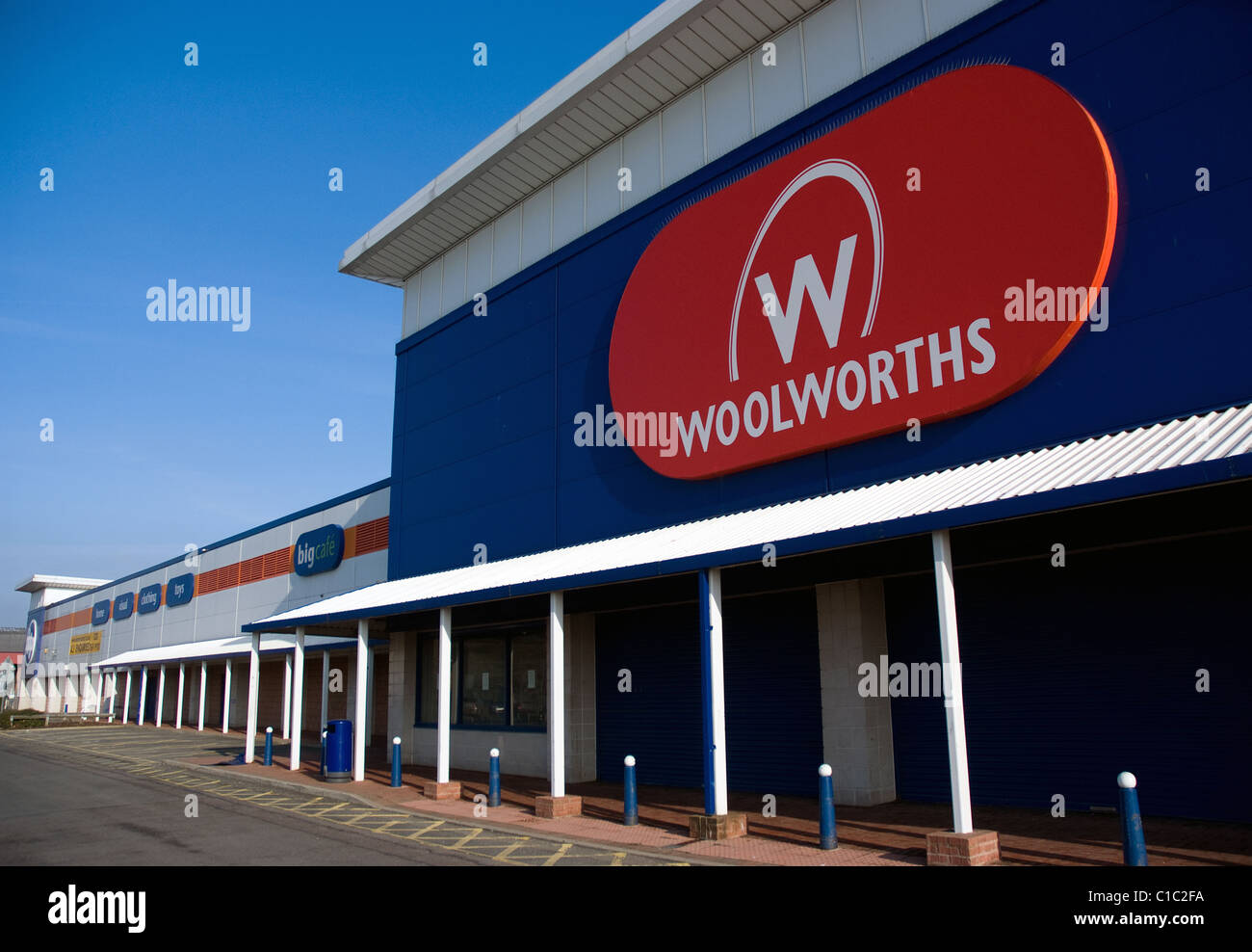 signs of recession, a large woolworths superstore closed down in Beckton East London Stock Photo