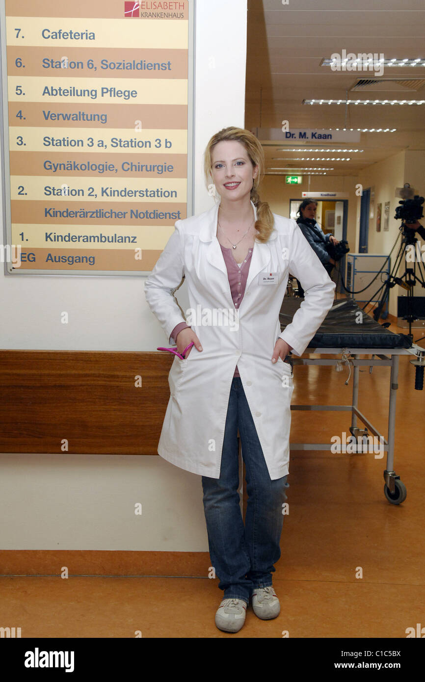 Diana Amft on the set of RTL TV series "Doctor's Diary" at Heckeshorn  Hospital Berlin, Germany - 06.04.09 ** ** Stock Photo - Alamy