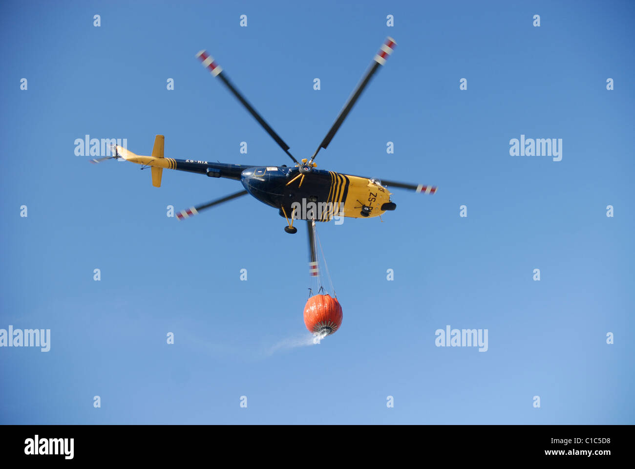 helicopter carrying water Stock Photo Alamy