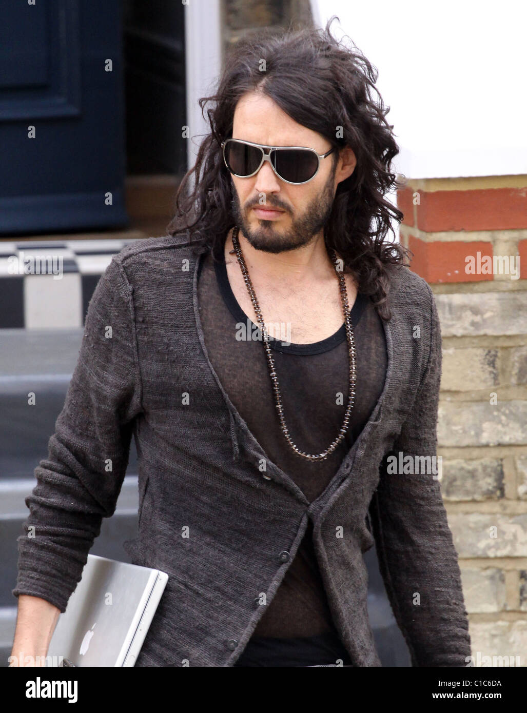 Cardigan russell brand 4 070409 hi-res 