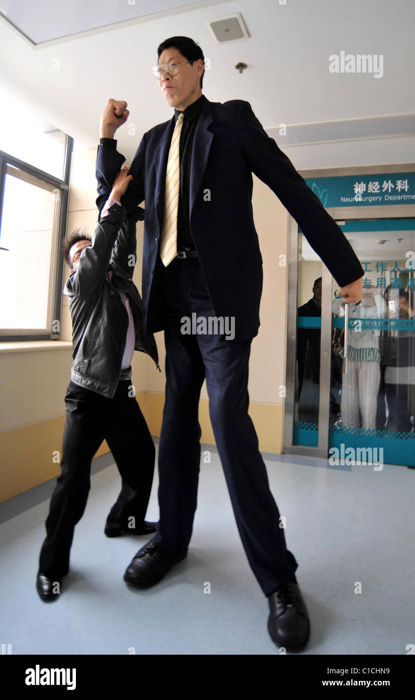 The world's tallest person, Zhang Juncai, (who stands at 7ft 9ins tall) visits Yao Defen (who is the world's tallest living Stock Photo