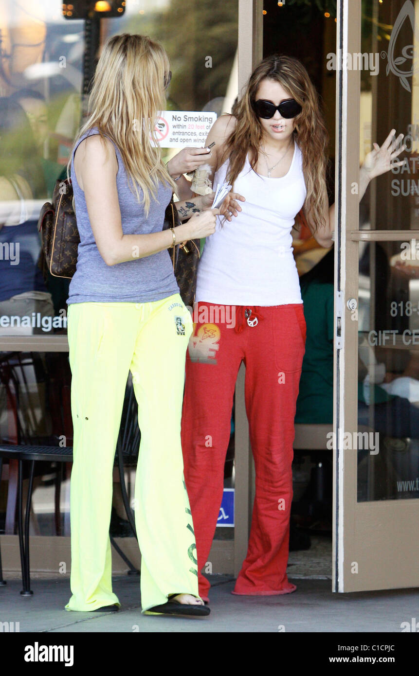 Miley Cyrus and Trish Cyrus stop at the 'Nail Garden' salon before going  for a tan at the 'Sunlounge tanning' salon in Studio Stock Photo - Alamy